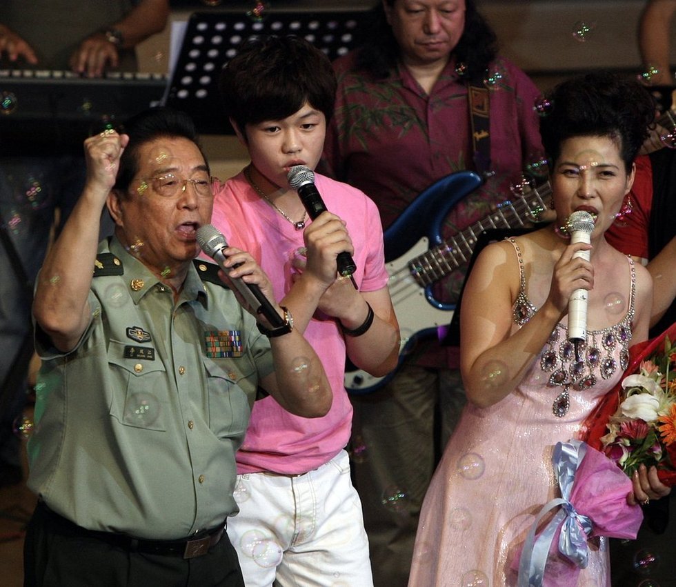 李雙江之子李天一成長(zhǎng)全紀(jì)錄：媽媽夢(mèng)鴿蹲地為其換衣