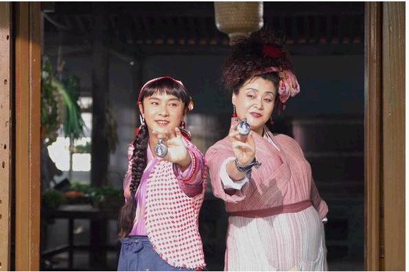 雷人明星無(wú)底線 被這造型嚇尿了