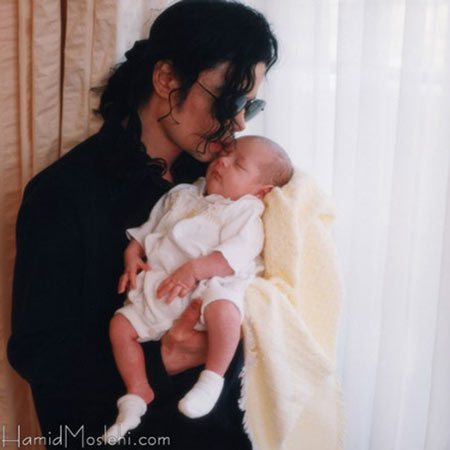 邁克爾杰克遜罕見家庭照曝光 慈父溫馨抱兒女