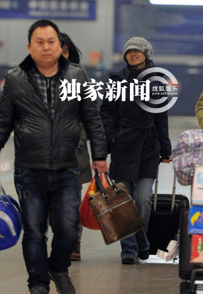 柴靜回京露歡顏 “隱身”老公接機(jī)顯體貼
