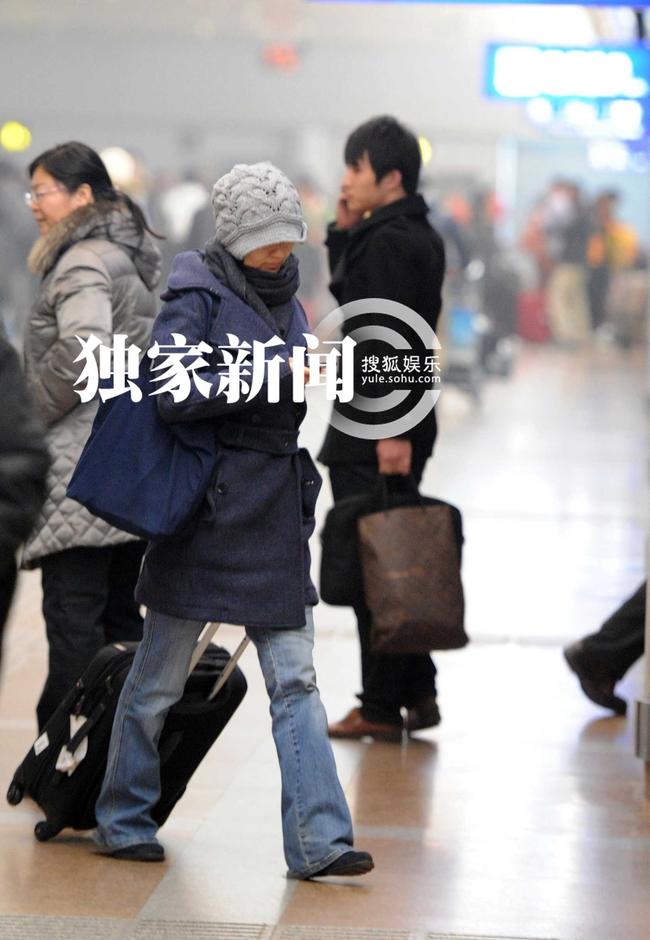 柴靜回京露歡顏 “隱身”老公接機顯體貼
