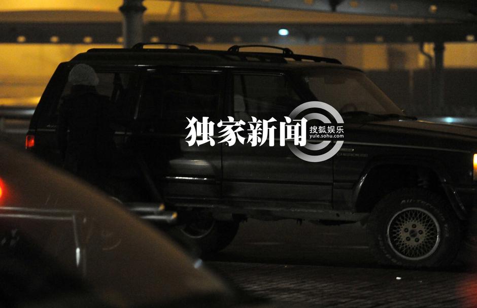 柴靜回京露歡顏 “隱身”老公接機顯體貼