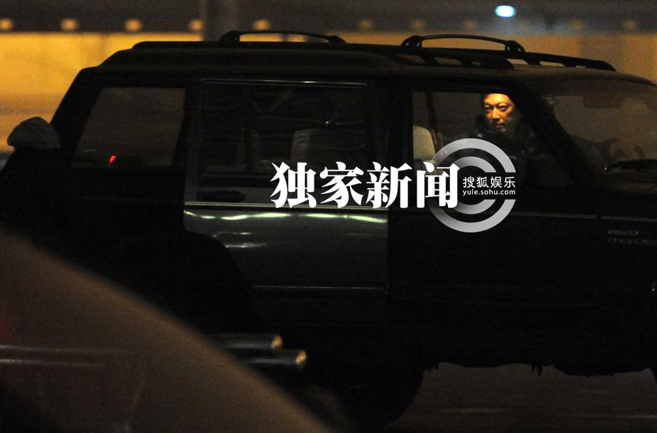 柴靜回京露歡顏 “隱身”老公接機(jī)顯體貼