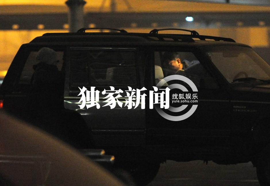 柴靜回京露歡顏 “隱身”老公接機(jī)顯體貼