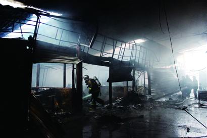 雙匯隆大華市場起火遮天蔽日 居民睡夢(mèng)中遭大火封門