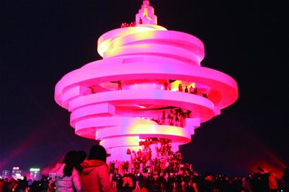 200人爬上五月的風(fēng)擺pose 100人繼續(xù)往上爬頂端拍照 200人爬上五月的風(fēng)擺pose 100人繼續(xù)往上爬頂端拍照