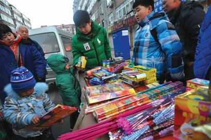 煙花爆竹銷售遇冷 算賬對(duì)賬零售業(yè)戶發(fā)愁 煙花爆竹銷售遇冷 算賬對(duì)賬零售業(yè)戶發(fā)愁