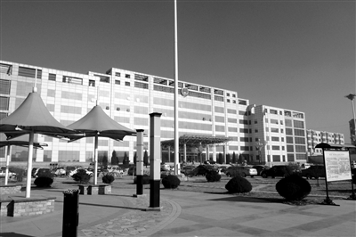 1月17日，靈丘縣政府大樓門前。靈丘去年財(cái)政收入在大同市的貧困縣中居首。