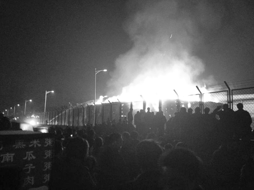 一起是降落的孔明燈引燃棉花垛；另一起是煙花引燃防護網(wǎng)