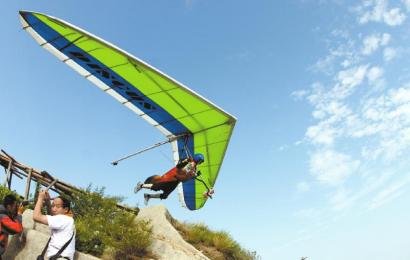 “中國第一飛人”駕滑翔機飛行墜湖 生死不明