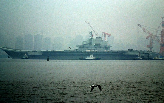 資料圖：網(wǎng)友拍攝遼寧號航母2013年首次駛離大連港出海。