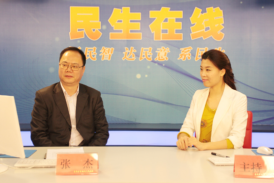 青島市市北區(qū)區(qū)長張杰(左一)與網(wǎng)民在線交流 (攝影 周琦) 青島市市北區(qū)區(qū)長張杰(左一)與網(wǎng)民在線交流 (攝影 周琦)