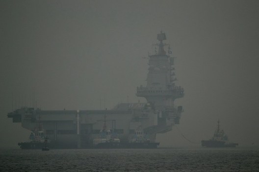 實拍遼寧艦航母駛往青島航母基地 今年首次出港