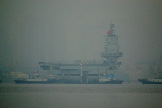 實拍遼寧艦航母駛往青島航母基地 今年首次出港