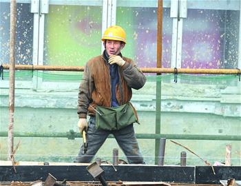 體驗(yàn)建筑工:一份白菜算一頓飯 一盅白酒御半夜寒 體驗(yàn)建筑工:一份白菜算一頓飯 一盅白酒御半夜寒