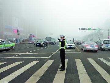 蛇年首場大霧能見度不足50米 13個監(jiān)測站重度污染 蛇年首場大霧能見度不足50米 13個監(jiān)測站重度污染