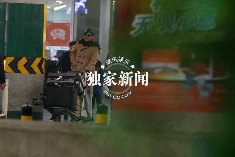 蔣勤勤為兒子穿衣服盡顯母愛(ài) 陳建斌當(dāng)著孩子抽煙