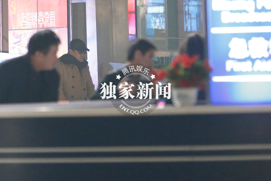 蔣勤勤為兒子穿衣服盡顯母愛 陳建斌當著孩子抽煙