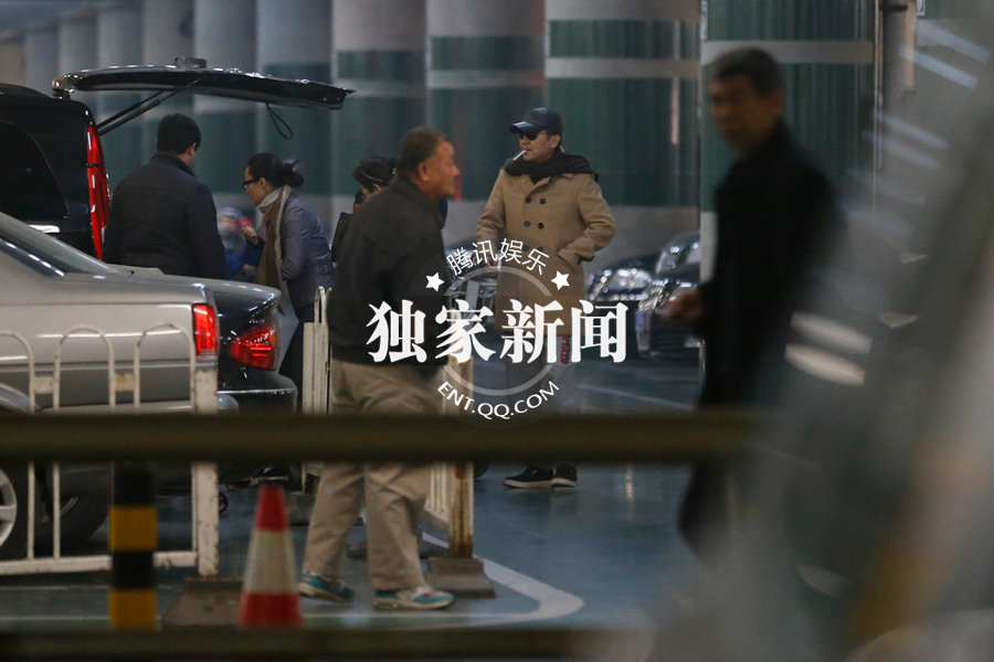 蔣勤勤為兒子穿衣服盡顯母愛(ài) 陳建斌當(dāng)著孩子抽煙