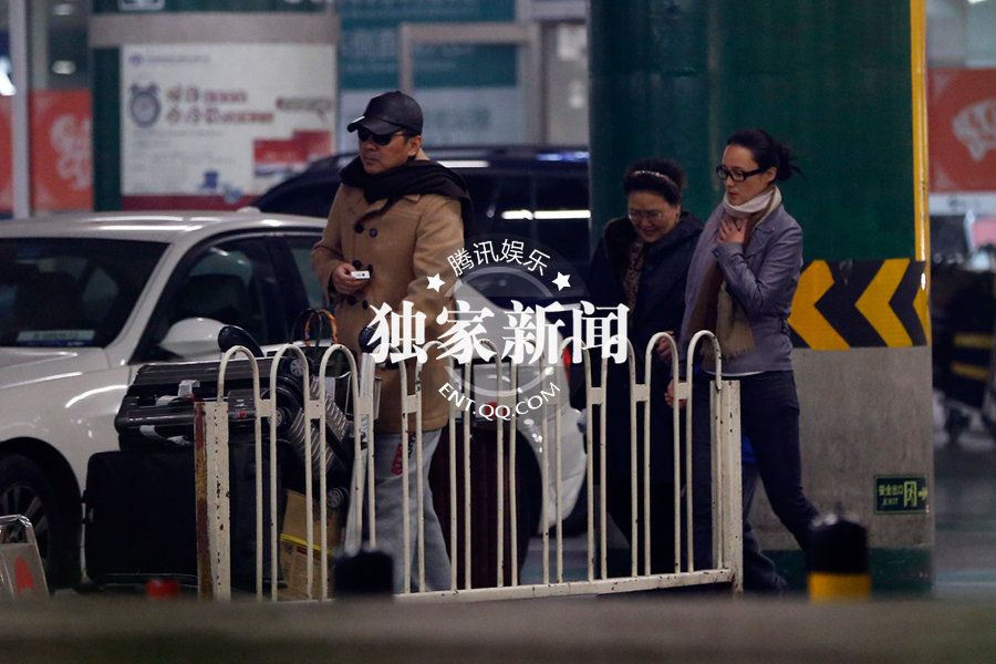 蔣勤勤為兒子穿衣服盡顯母愛 陳建斌當著孩子抽煙