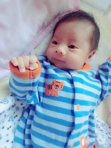 陳龍愛(ài)子滿(mǎn)月 小寶寶一雙烏黑大眼搶鏡