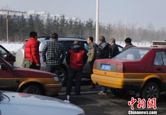 一發(fā)現(xiàn)有類似車輛，就會(huì)有人圍上去查問。 張瑤 攝