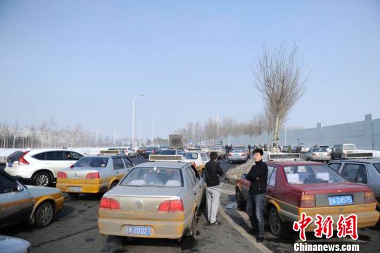 一發(fā)現(xiàn)有類似車輛，就會(huì)有人圍上去查問。 張瑤 攝