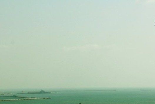 原文配圖：對于航母遼寧艦的動向，國內(nèi)外軍迷們一直都很關(guān)注。2月26日，遼寧艦歸建首次?？壳鄭u航母軍港。經(jīng)過數(shù)日后，有網(wǎng)友上傳遼寧艦在新家停源照片。