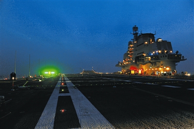 資料圖：夜晚的遼寧艦。