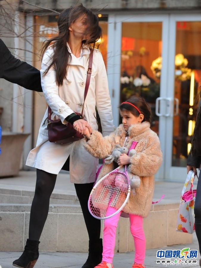 蘇瑞抱粉球拍現身滿臉不悅