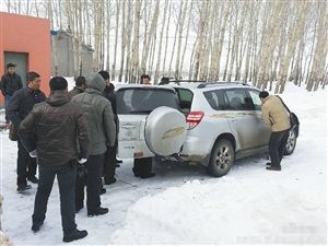 昨天上午，警方對被盜車輛進行勘察