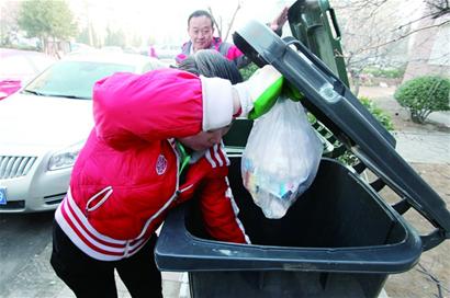 八成居民丟垃圾“對(duì)色入座” 八成居民丟垃圾“對(duì)色入座”