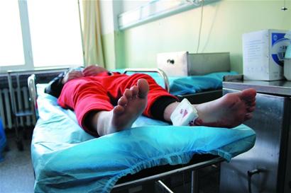 酒店玻璃門爆裂扎傷藝考女生