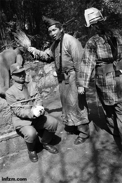 “鬼子專業(yè)戶”的群眾演員劉振于穿著日本軍服，和幾個(gè)朋友拍攝關(guān)于抗日、反對(duì)日本占領(lǐng)釣魚島的短片。 （南方周末記者 麥圈/圖）