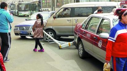 小面包被追尾撞破護欄 三車無辜遭殃