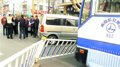 小面包被追尾撞破護欄 三車無辜遭殃