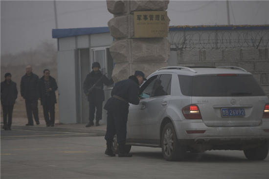 資料圖：2013年2月27日，青島，隨著中國首艘航母進(jìn)港，港口的安全等級全面升級，進(jìn)入港口的車輛需要全面盤查。