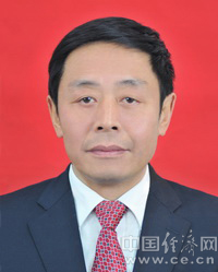 龍華，男，漢族，重慶巴南人，1958年2月生，研究生，歷史學(xué)碩士，講師、政工師，1976年8月參加工作，1988年6月加入中國(guó)共產(chǎn)黨。