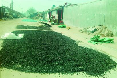 “前世”農(nóng)藥瓶“今生”食品袋 “前世”農(nóng)藥瓶“今生”食品袋