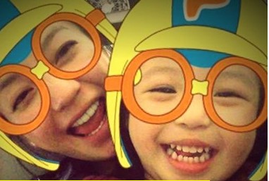 趙薇37歲生日發(fā)清純賣(mài)萌照 與愛(ài)女合影笑容燦爛