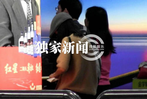 董潔現(xiàn)身機場