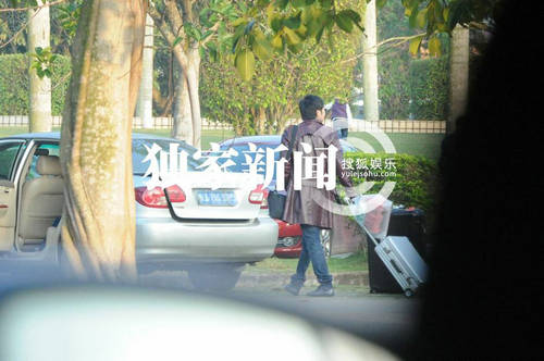 王大治也帶著行李前往停車的地方