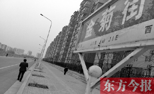 昨天是植樹(shù)節(jié)，鄭州市高新區(qū)一條街道上，180多個(gè)已經(jīng)挖了一年多的樹(shù)坑依然沒(méi)有種上樹(shù)。“啥時(shí)候種，需要領(lǐng)導(dǎo)來(lái)定，領(lǐng)導(dǎo)還沒(méi)說(shuō)具體時(shí)間。”鄭州市高新區(qū)管委會(huì)綠化科一名張姓工作人員說(shuō)。