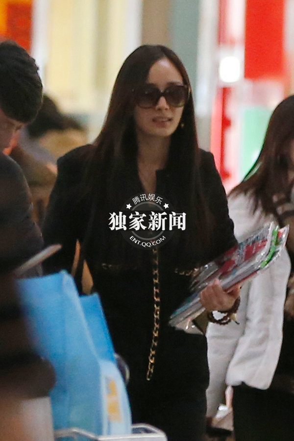 追星：趙薇生日宴抽煙會有啃龍蝦 楊冪回京露“一字嘴”