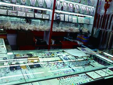 商品沒標(biāo)價 全靠“砍”出來 商品沒標(biāo)價 全靠“砍”出來