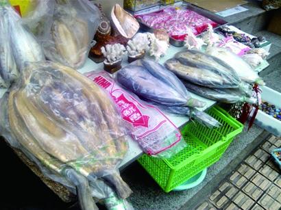 記者探訪發(fā)現(xiàn)市場(chǎng)上的三無(wú)”干海貨真不少 記者探訪發(fā)現(xiàn)市場(chǎng)上的三無(wú)”干海貨真不少