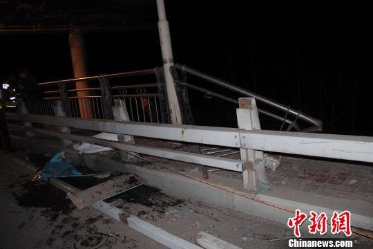 湖北荊州客車墜橋致14死 湖北荊州客車墜橋致14死