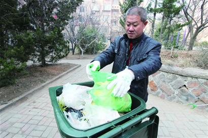 分類(lèi)垃圾桶近半“胡吃海塞” 分類(lèi)垃圾桶近半“胡吃海塞”