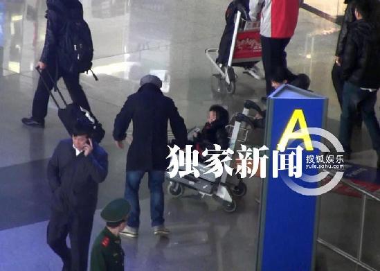 李小璐一家三口串親戚 賈乃亮路邊放花炮