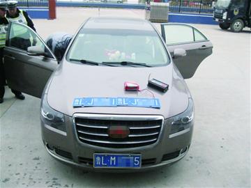 邊開邊吸“毒駕”司機(jī)好大膽